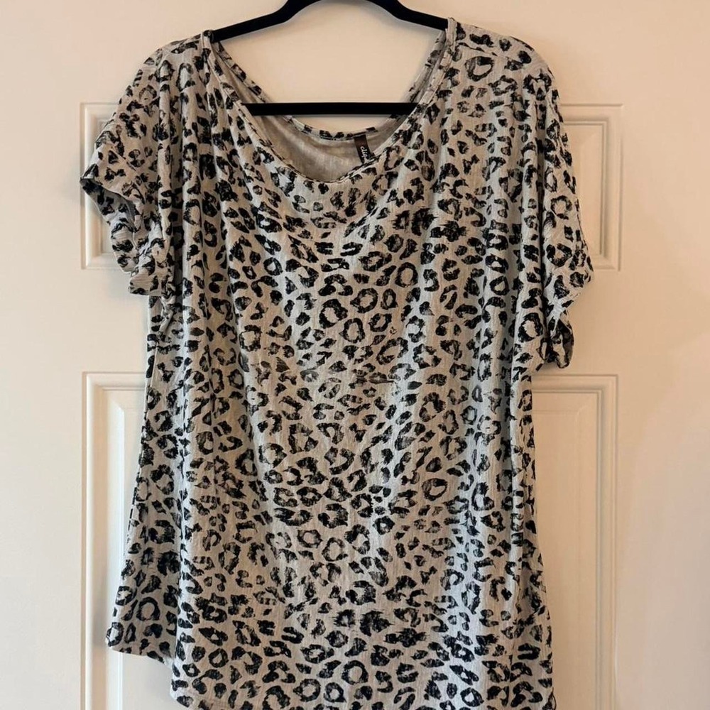 Leopard print top with a wide neckline Size 1X / XL